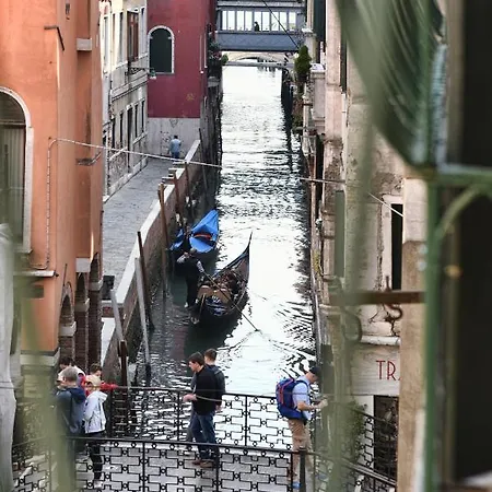 Flat With Canal View Near San Marco Apartamento