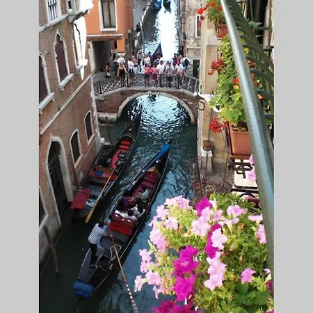 Flat With Canal View Near San Marco Apartment