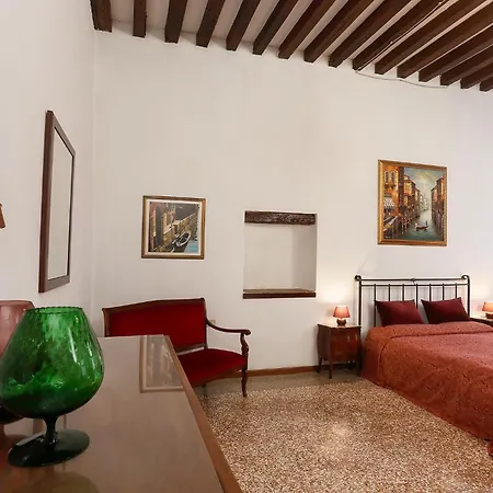 Apartment Flat With Canal View Near San Marco