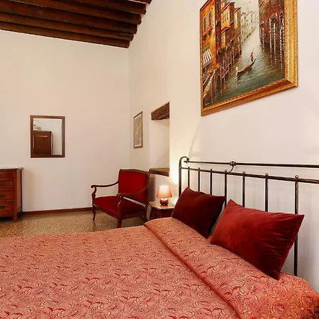 Flat With Canal View Near San Marco *