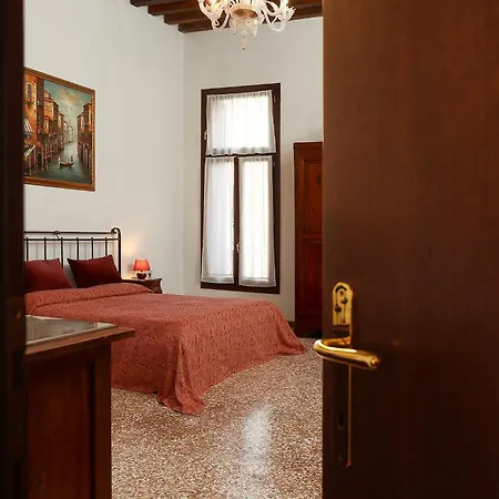 Flat With Canal View Near San Marco Venedig