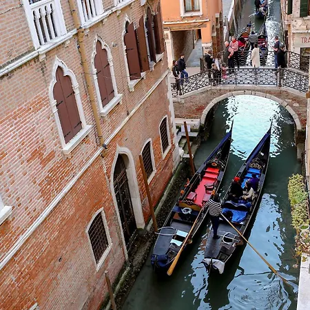 Flat With Canal View Near San Marco *
