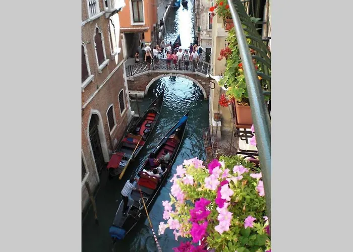 Flat With Canal View Near San Marco Lägenhet