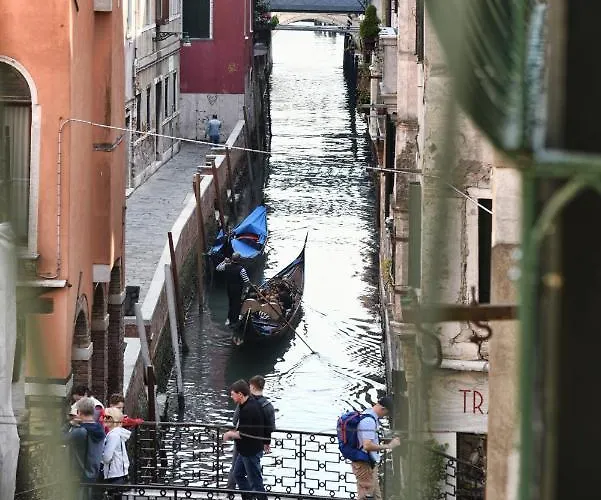 Flat With Canal View Near San Marco Lägenhet