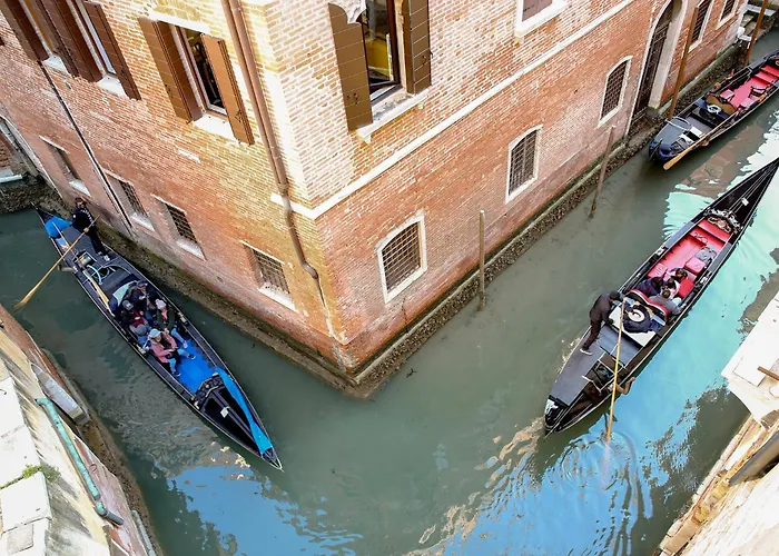 Flat With Canal View Near San Marco Venedig