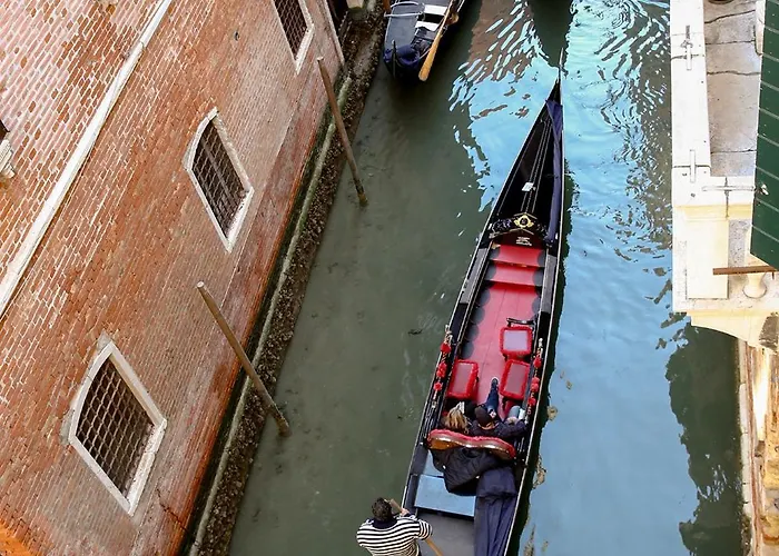 Flat With Canal View Near San Marco