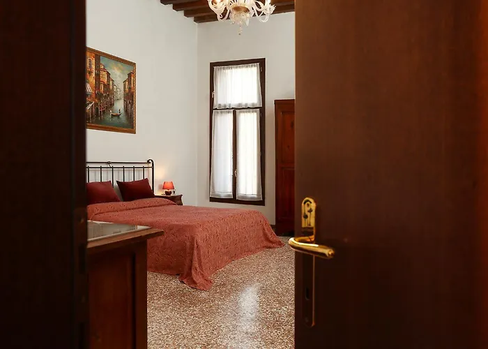 Flat With Canal View Near San Marco Venedig