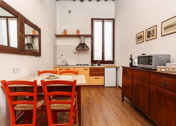 Flat With Canal View Near San Marco