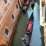 Flat With Canal View Near San Marco
