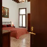 Flat With Canal View Near San Marco Venedig
